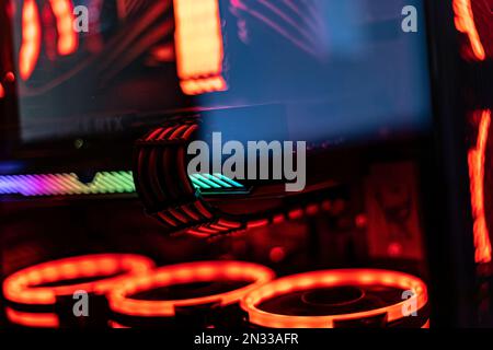 Gros plan d'un connecteur d'alimentation sur une unité de traitement graphique (GPU) d'un ordinateur Banque D'Images