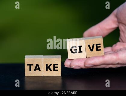 Les cubes forment les mots donner et prendre. Symbole pour donner au lieu de prendre quelque chose. Banque D'Images