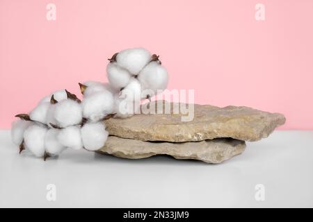 Pierre Podium pour promotion sur fond rose. Socle naturel. Rock. Maquette de produit de beauté. Scène pour montrer les produits. Vitrine, vitrine. VI avant Banque D'Images