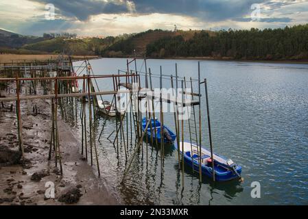 Jetée et bateaux pour la pêche à l'anguille sur la rivière Nalon, Soto del Barco, Asturias, Espagne Banque D'Images