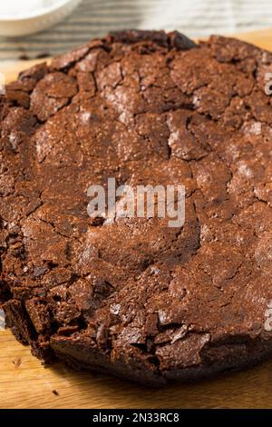 Gâteau au chocolat sans gluten et à la crème fouettée Banque D'Images