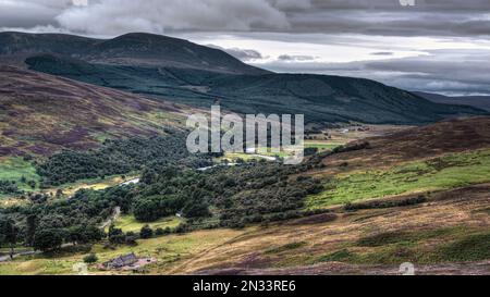 La rivière Helmsdale qui coule le long de la rue de Kildonan à travers le domaine de Torrish Banque D'Images