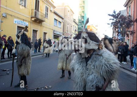 02-4-2023 - Italie, Sardaigne, Sassari, Carnaval de Macomer 'Carrasegare in Macomer', défilé de masques sardes traditionnels Banque D'Images