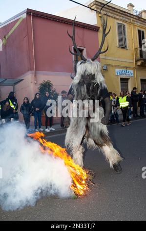 02-4-2023 - Italie, Sardaigne, Sassari, Carnaval de Macomer 'Carrasegare in Macomer', défilé de masques sardes traditionnels Banque D'Images