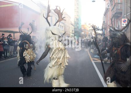 02-4-2023 - Italie, Sardaigne, Sassari, Carnaval de Macomer 'Carrasegare in Macomer', défilé de masques sardes traditionnels Banque D'Images