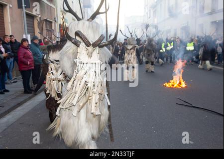 02-4-2023 - Italie, Sardaigne, Sassari, Carnaval de Macomer 'Carrasegare in Macomer', défilé de masques sardes traditionnels Banque D'Images