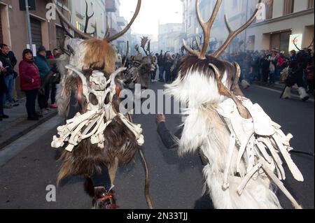 02-4-2023 - Italie, Sardaigne, Sassari, Carnaval de Macomer 'Carrasegare in Macomer', défilé de masques sardes traditionnels Banque D'Images