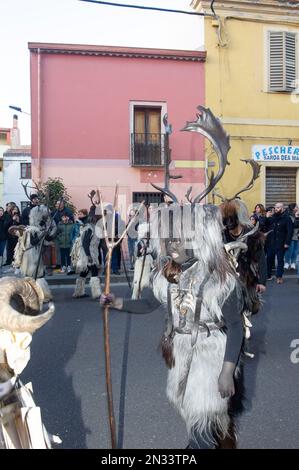 02-4-2023 - Italie, Sardaigne, Sassari, Carnaval de Macomer 'Carrasegare in Macomer', défilé de masques sardes traditionnels Banque D'Images