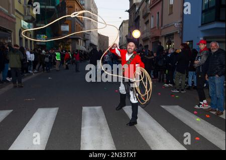 02-4-2023 - Italie, Sardaigne, Sassari, Carnaval de Macomer 'Carrasegare in Macomer', défilé de masques sardes traditionnels, groupe de 'Mamuttones et ISS Banque D'Images