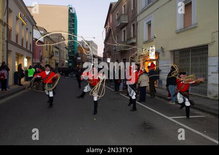 02-4-2023 - Italie, Sardaigne, Sassari, Carnaval de Macomer 'Carrasegare in Macomer', défilé de masques sardes traditionnels, groupe de 'Mamuttones et ISS Banque D'Images