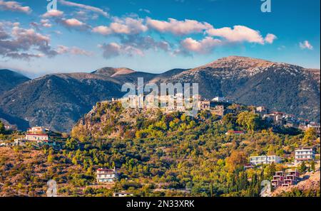 Vue pittoresque sur le château d'Himara, Vlore. Scène matinale ensoleillée de , Albanie, Europe. Présentation du concept de déplacement. Paysage majestueux de mountai Banque D'Images