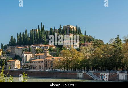 Vue sur Castel San Pietro depuis la promenade le long de l'Adige - Vérone, région de Vénétie dans le nord de l'Italie - colline du château san pietro Banque D'Images