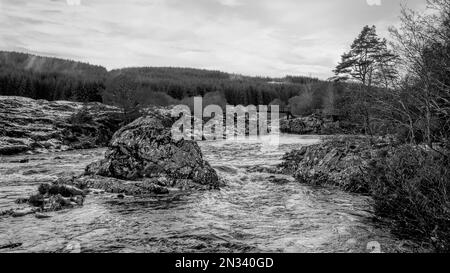 La piscine d'automne sur la rivière Brora à Balnacoil, dans le Sutherland Banque D'Images