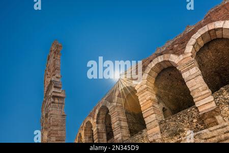 Arena di Verona, l'Amphithéâtre Romain, la Piazza Bra, Vérone, Vénétie, Italie, Europe Banque D'Images