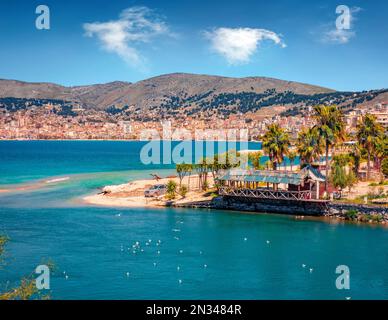 Paysage urbain de printemps coloré du port de Saranda. Un paysage marin méditerranéen incroyable. Magnifique scène matinale de l'Albanie, l'Europe. Présentation du concept de déplacement. Banque D'Images