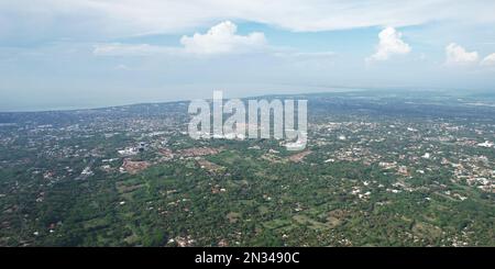 Ville de Managua à côté du lac vue aérienne de drone le jour ensoleillé Banque D'Images