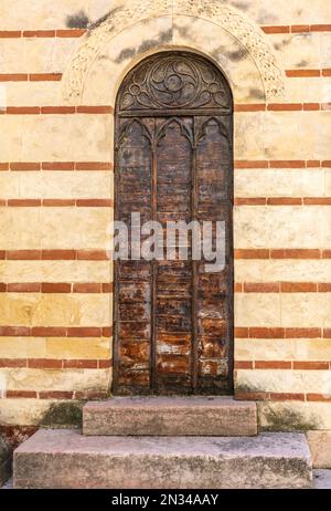 Porte en bois - Eglise de Santa Maria Antica - Scaliger Monument funéraire gothique de Vérone, (Arche Scaligere) 14thème siècle, région de Vénétie, nord de l'Italie Banque D'Images