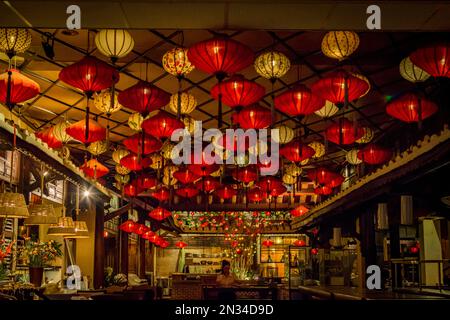 Lanternes de nuit accrochées au-dessus de la rue à Hoi an, Vietnam. Banque D'Images