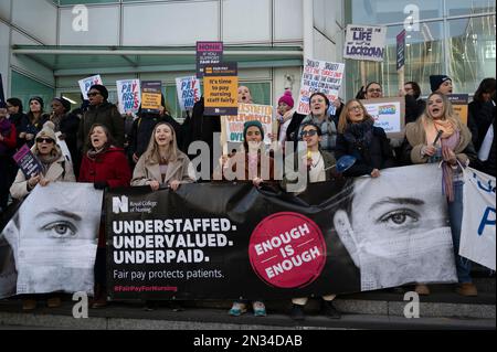 Le 7th février 2023, des infirmières ont fait une autre grève en Angleterre, exigeant une augmentation de salaire et de meilleures conditions de travail. Sur la ligne de piquetage à l'Université C. Banque D'Images