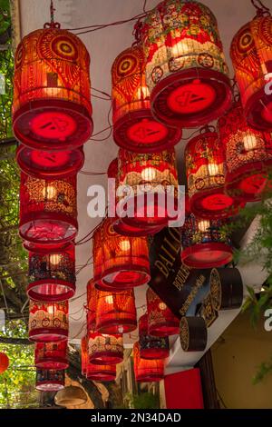 Lanternes de nuit accrochées au-dessus de la rue à Hoi an, Vietnam. Banque D'Images