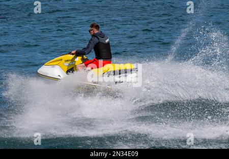 Homme ou homme à cheval sur un jet ski Banque D'Images