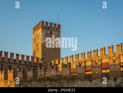 Le Pont du Castel Vecchio (Ponte di Castel Vecchio) ou le Pont Scaliger (Ponte Scaligero) : est un pont fortifié de Vérone, Italie, Europe Banque D'Images