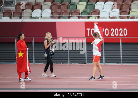 06 AOÛT 2021 - Tokyo, Japon: LIU Shiying de la Chine et Maria ANDREJCZYK de la Pologne remportent les médailles d'or et d'argent dans la course Javelin des femmes Athlétiques Banque D'Images