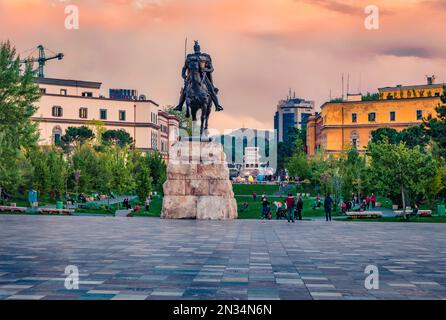 Tirana, Albanie - 29 avril 2021 : monument de Skanderbeg sur la place Scanderbeg. Coucher de soleil de printemps dans la capitale de l'Albanie - Tirana. Banque D'Images