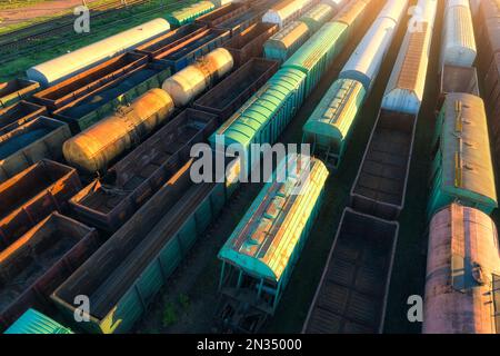 Vue de drone sur les trains de marchandises au coucher du soleil. Wagons de marchandises de chemin de fer Banque D'Images