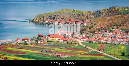 Paysage urbain de printemps panoramique de la ville de Lin. Scène matinale ensoleillée du lac d'Ohrid. Pittoresque scène extérieure de l'Albanie, l'Europe. Présentation du concept de déplacement. Banque D'Images