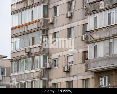 L'immeuble d'appartements de l'époque communiste contre le ciel bleu de Bucarest Roumanie est usé. Un ensemble de logements communistes traditionnels laid Banque D'Images