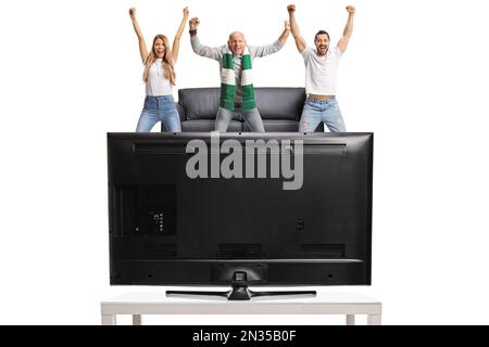 Groupe de gens heureux qui applaudissent et regardent la télévision sur fond blanc Banque D'Images