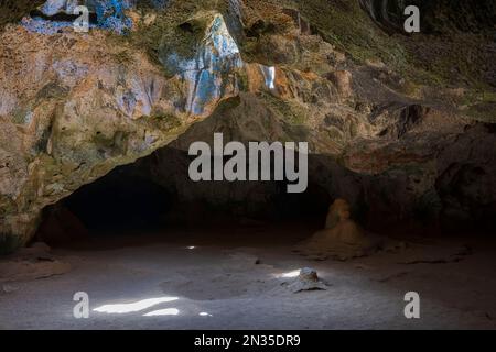 Belle vue de la lumière du soleil par l'ouverture dans le plafond des grottes de Quadirikiri, parc national d'Arikok, Aruba. Banque D'Images