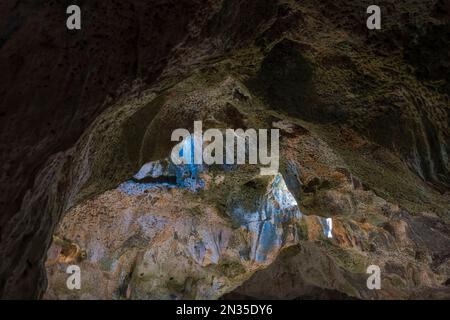 Belle vue vers le haut à l'ouverture dans l'une des grottes de Quadirikiri du parc national d'Arikok, Aruba. Banque D'Images