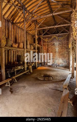 Une longue maison Iroquoienne reconstruite de 15th ans dans l'aire de conservation du lac Crawford, près de Milton, Ontario, Canada. Banque D'Images