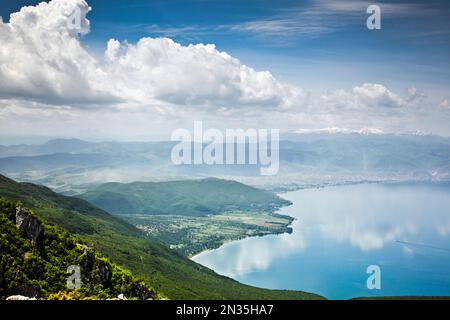 Vue sur le lac Ohrid depuis Galicica, dans le nord de la Macédoine Banque D'Images