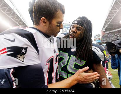 Richard Seymore of the World Champion New England Patriots and son display  the Lombardi Trophy after Superbowl XXXIX in Jacksonville, Florida on  February 6, 2005. (UPI Photo/Terry Schmitt Stock Photo - Alamy