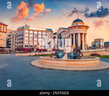 Сharm des anciennes villes d'Europe. Coucher de soleil spectaculaire sur la capitale de la Macédoine du Nord - Skopje. Présentation du concept de déplacement. Banque D'Images