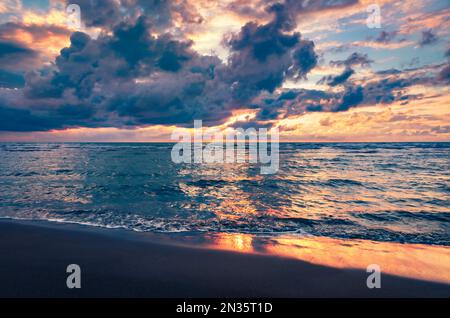 Paysage marin d'été spectaculaire de la mer Adriatique. Magnifique coucher de soleil sur la plage de Semanit. Une vue incroyable sur l'Albanie, l'Europe le matin. Magnifique paysage d'été. Banque D'Images