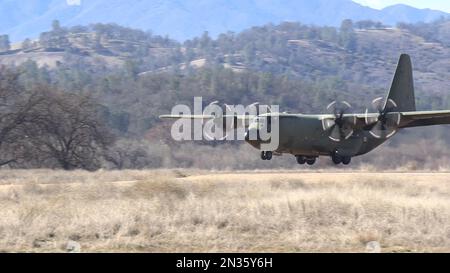 ÉTATS-UNIS Les avions de fret C-130 Hercules C-de la Force aérienne s'atterrissent et débarque à la piste d'atterrissage de fort Hunter Liggett, CA. Banque D'Images
