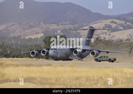 C-17s des bases de McChord et de Travis Air Force pratiquaient les décollages et les atterrissages à l'aérodrome de Schooner, fort Hunter Liggett, CA. Banque D'Images