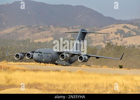 C-17s des bases de McChord et de Travis Air Force pratiquaient les décollages et les atterrissages à l'aérodrome de Schooner, fort Hunter Liggett, CA. Banque D'Images