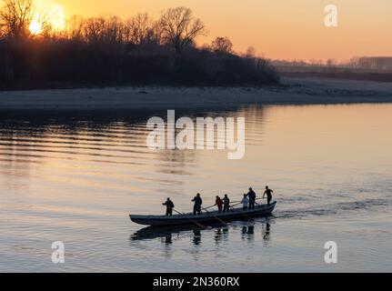 Bateau à rames le long de la rivière Pô, près de Crémone. Banque D'Images