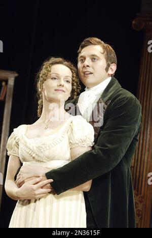 Emma Campbell-Jones (Elizabeth Bennett), Nolan Hemmings (M. Darcy) en FIERTÉ ET EN PRÉJUGÉS par Jane Austen au Yvonne Arnaud Theatre, Guildford, Surrey, Angleterre 16/09/2004 adapté et réalisé par Sue Pomeroy design: Dennis Saunders éclairage: Steve Barnett chorégraphie: Claire Russ Banque D'Images