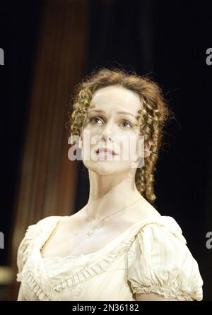 Emma Campbell-Jones (Elizabeth Bennett) dans LA FIERTÉ ET LES PRÉJUGÉS par Jane Austen au Yvonne Arnaud Theatre, Guildford, Surrey, Angleterre 16/09/2004 adapté et réalisé par Sue Pomeroy Design: Dennis Saunders Lighting: Steve Barnett chorégraphie: Claire Russ Banque D'Images