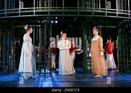 l-r: Jennifer Kirby (Mlle Elizabeth Bennett), Rebecca Lacey (Mme Bennett), Olivia Darnley (Charlotte Lucas) dans LA FIERTÉ ET LES PRÉJUGÉS par Jane Austen au théâtre en plein air, Regent's Park, Londres NW1 25/06/2013 adapté pour la scène par Simon Reade du roman ensemble design: Max Jones costumes: Tom Piper éclairage: Tina MacHugh Directrice: Deborah Bruce Banque D'Images