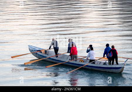 Bateau à rames le long de la rivière Pô, près de Crémone. Banque D'Images