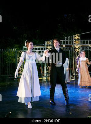 Jennifer Kirby (Mlle Elizabeth Bennett), David Oakes (M. Darcy) dans LA FIERTÉ ET LES PRÉJUGÉS par Jane Austen au théâtre en plein air, Regent's Park, Londres NW1 25/06/2013 adapté pour la scène par Simon Reade du roman ensemble design: Max Jones costumes: Tom Piper éclairage: Tina MacHugh réalisateur: Deborah Bruce Banque D'Images