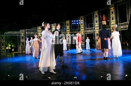 Jennifer Kirby (Mlle Elizabeth Bennett), David Oakes (M. Darcy) dans LA FIERTÉ ET LES PRÉJUGÉS par Jane Austen au théâtre en plein air, Regent's Park, Londres NW1 25/06/2013 adapté pour la scène par Simon Reade du roman ensemble design: Max Jones costumes: Tom Piper éclairage: Tina MacHugh réalisateur: Deborah Bruce Banque D'Images