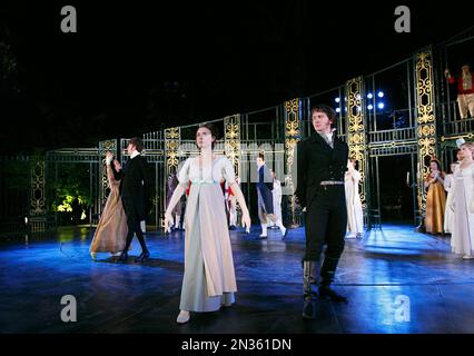 Jennifer Kirby (Mlle Elizabeth Bennett), David Oakes (M. Darcy) dans LA FIERTÉ ET LES PRÉJUGÉS par Jane Austen au théâtre en plein air, Regent's Park, Londres NW1 25/06/2013 adapté pour la scène par Simon Reade du roman ensemble design: Max Jones costumes: Tom Piper éclairage: Tina MacHugh réalisateur: Deborah Bruce Banque D'Images